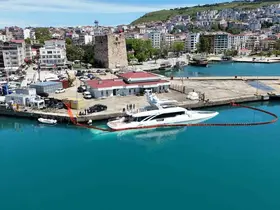 Sinop’ta yarıya kadar suya gömülen milyarlık lüks yat havadan görüntülendi
