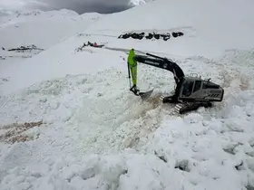 Şırnak’ta çığ düşen yolu açmak için ekipler seferber oluyor

