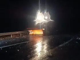 Şırnak’ta dağdan kopan kaya parçaları yolu trafiğe kapattı
