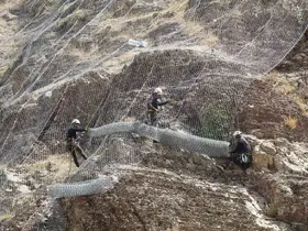 Şırnak’ta kaya düşmelerine karşı 15 bin metrekarelik çelik ağ ve sensörlü bariyer sistemli önlem
