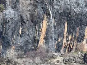 Şırnak’ta kayanın içinden dökülen sular hayran bırakıyor
