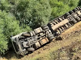 Şırnak’ta tır uçurumdan yuvarlandı: 1 yaralı
