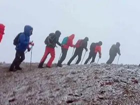 Sis ve fırtınaya rağmen Ağrı Dağı’nda zirveye ulaştılar
