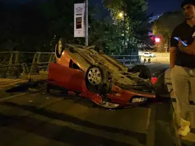 Şişli’de alkollü sürücü yoluna çıkan köpeğe çarpmamak için takla attı
