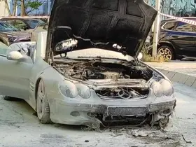Şişli’de seyir halindeki lüks otomobil yanarak kullanılamaz hale geldi
