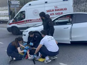 Şişli’de Tesla marka otomobil ile motosiklet çarpıştı: 1 yaralı
