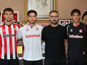 Sivasspor, 3 genç oyuncuyu profesyonel yaptı
