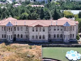 Sivas’ta 1 buçuk asırdır kesintisiz eğitim veren mektep günümüzde de eğitime ışık tutuyor
