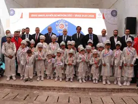 Sivas’ta çocuklar 5 asırlık vakıf geleneğiyle sünnet şöleninde buluştu
