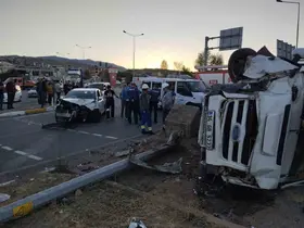 Sivas’ta fındık işçilerini taşıyan minibüs otomobille çarpıştı: 15 yaralı
