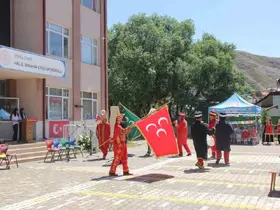 Sivas’ta öğrenciler okula güle oynaya veda etti
