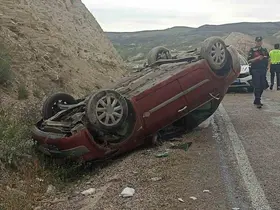 Sivas’ta otomobil takla attı: 2’si ağır 3 kişi yaralandı
