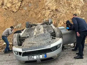 Sivas’ta otomobil takla attı, 3 kişi yaralandı
