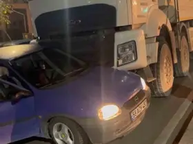 Sivas’ta seyir halindeki kamyon otomobile çarptı
