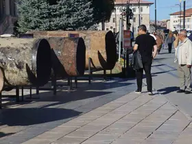 Sivas’ta yer altından çıkarılan borular kent meydanında sergileniyor
