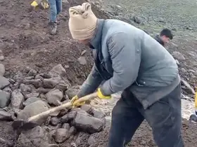 Siverek’te hasar gören sulama göletini vatandaşlar onardı
