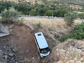 Siverek’te işçi minibüsü şarampole düştü: 4 yaralı
