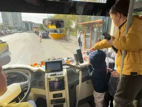 Şoför minibüse binen yolcularına meyve ve şekerleme ikram ediyor
