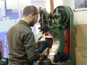 Soğuk hava ayakkabı tamircilerinde mesaiyi ikiye katladı
