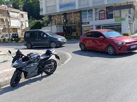 Sokağa dönmek isteyen otomobile motosiklet çarptı: 1 yaralı
