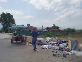 Sokağa evsel atık atarken fotoğraflandı
