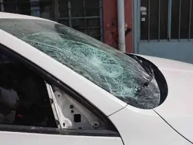 Sokağa park ettiği milyonluk otomobilini komşusu parçaladı