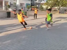 Sokak arasında taş kaleyle transfer duyurusu gülümsetti
