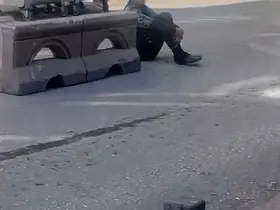 Sokak ortasında hareketsiz duran şahıs tedirginliğe yol açtı
