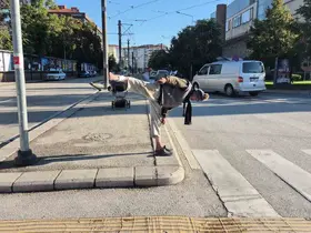 Sokak ortasında uzak doğu dövüş sanatı hareketleri yapan yaşlı adam
