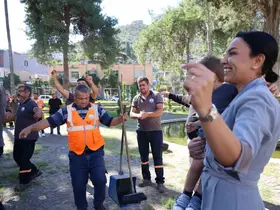 Sokakları tertemiz yaptılar, prim alınca davul zurnayla teşekkür ettiler
