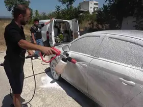 Sokakta gördüğü kirli araçları habersizce yıkıyor...Araç sahiplerine sürpriz yapıyor
