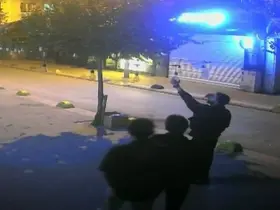Sokaktaki ampulü söküp götürdüler
