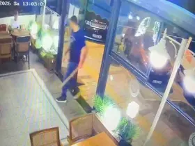 Sopayla öldüresiye dövdü, ilginç saldırı kameralara yansıdı
