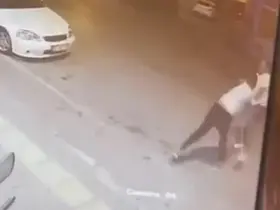 Sözlü tartışma büyüdü, yumruklar havada uçuştu
