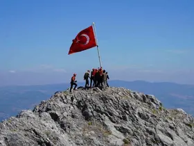 Spil’in zirvesindeki 15 Temmuz töreninde gaziler Türk bayrağını göndere çekti
