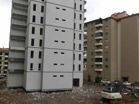 Stajyer öğrenci 25 metreden düşerek hayatını kaybetti, o anlar kameraya yansıdı
