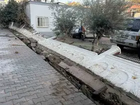 Su basan sitenin istinat duvarı yıkıldı
