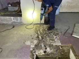 Su borusuna sıkışan yavru kediyi itfaiye kurtardı
