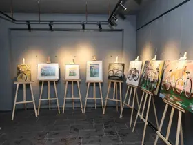 Su galerisinde sanat ve bisiklet buluşması
