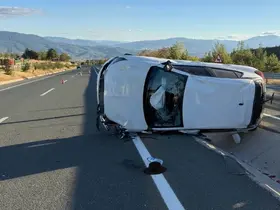 Su kanalına girerek takla atan otomobilin sürücüsü yaralandı
