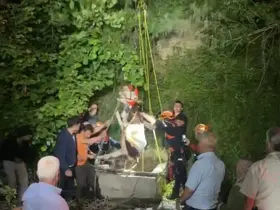 Su kuyusuna düşen inek, saatler süren çalışma sonrasında kurtarıldı
