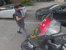 Su satan çocuk, camında Türk bayrağı olan motosikletliye su hediye etmek istedi
