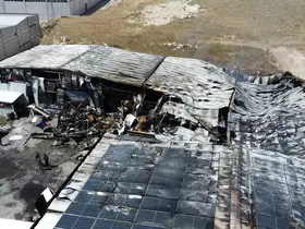 Sucuk fabrikası yangın sonrası enkaza döndü
