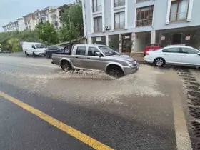 Süleymanpaşa’da şiddetli sağanak: Yollar dereye döndü
