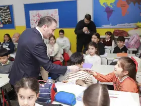 Sultanbeyli’de bilinçli teknoloji seferberliği: 23 bin öğrenciye akıllı dijital eğitim seti
