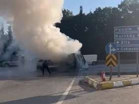 Sultanbeyli’de çarpışan araç alev topuna döndü

