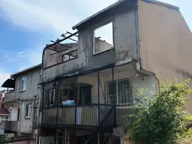 Sultanbeyli’de izolasyon malzemeleri tutuşan çatı alevlere teslim oldu
