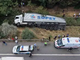 Sultanbeyli’de tır devrildi: 1 yaralı
