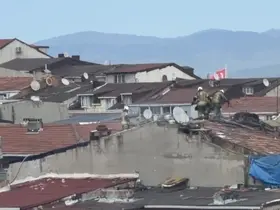 Sultangazi’de çatı tadilatı sırasında yangın çıktı: Bir vatandaş yangına su dökerek müdahale etti
