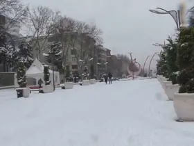 Sultangazi’de çocuklar kardan adam yaptı, karın keyfini çıkardı
